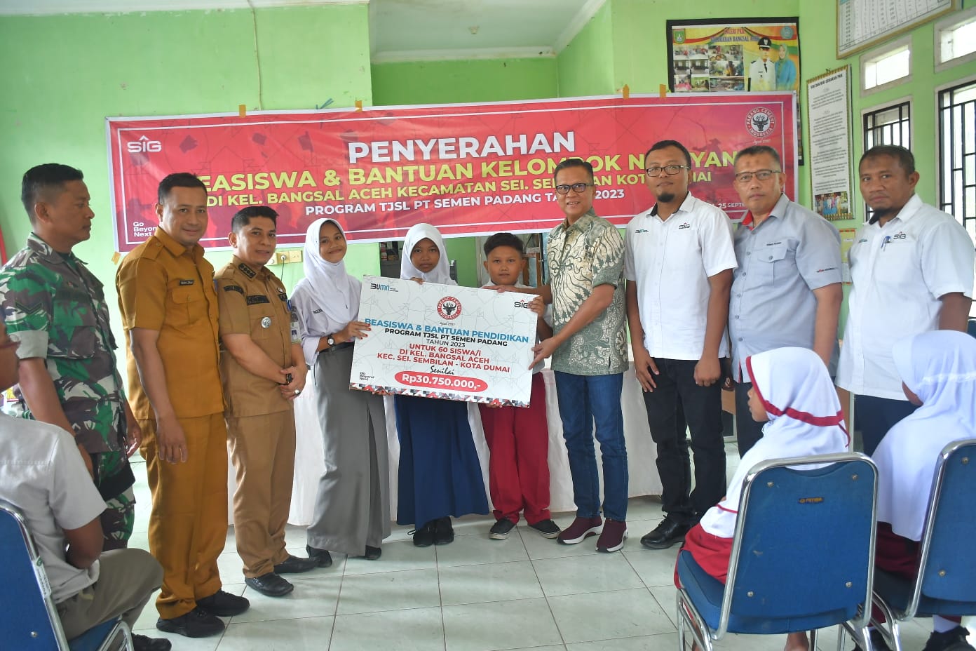 Bantuan Alat Tangkap Ikan dan Beasiswa Senilai Total Rp140 Juta dari Semen Padang 